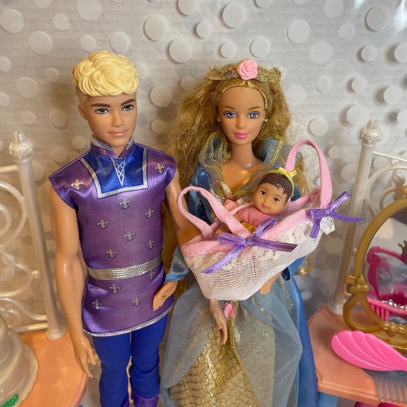 Barbie 👸Sleeping Beauty & 🤴Royal Ken with Princess & the Pauper Playset - Picture 10 of 16